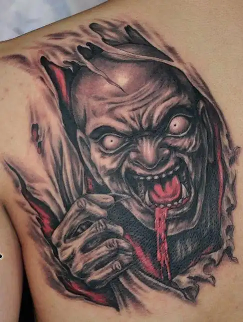 男生背部凶悍的撕皮恶魔纹身图案