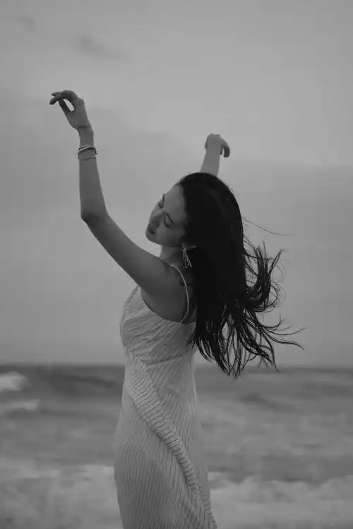 许龄月海边氛围感大片曝光一袭白裙浪漫温柔尽显随性