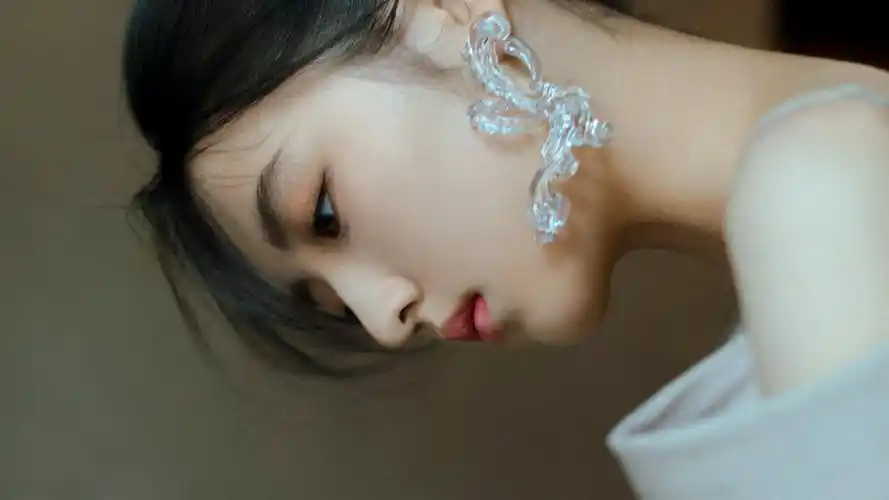 张子枫衬衫裙女人味十足写真,大陆明星-回车桌面