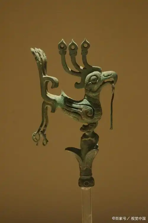 这种带三支羽冠的神鸟很可能就是传说中"凤凰"的原型,也可能反映了