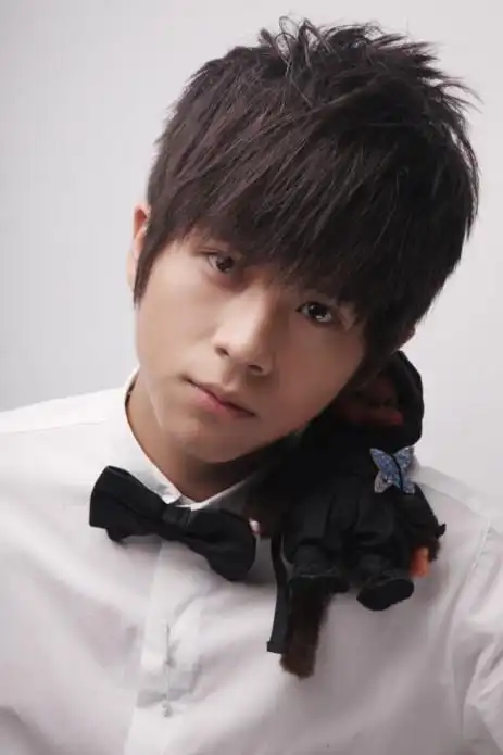 p>武艺,1990年11月3日出生于香港九龙,中国男歌手,演员,主持人.