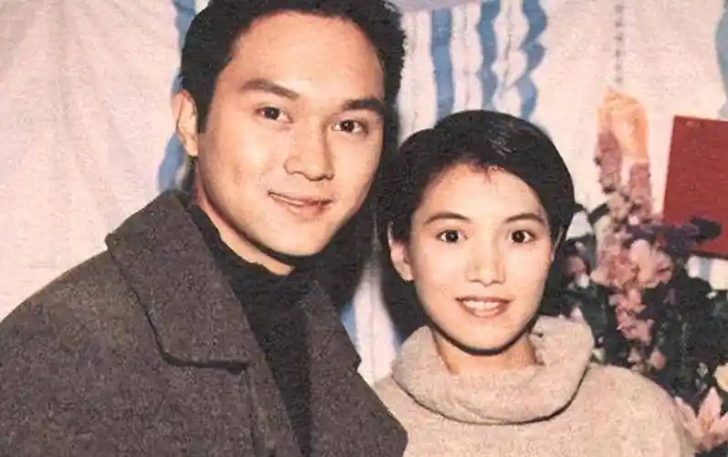 相比之下,当张智霖和袁咏仪牵手时,已经过去了二十二年.