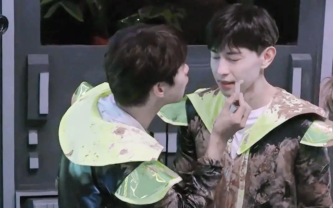 花灯/花伦魏大勋x邓伦花灯超甜!(. 来自爱伦伦守护幸福 - 微博