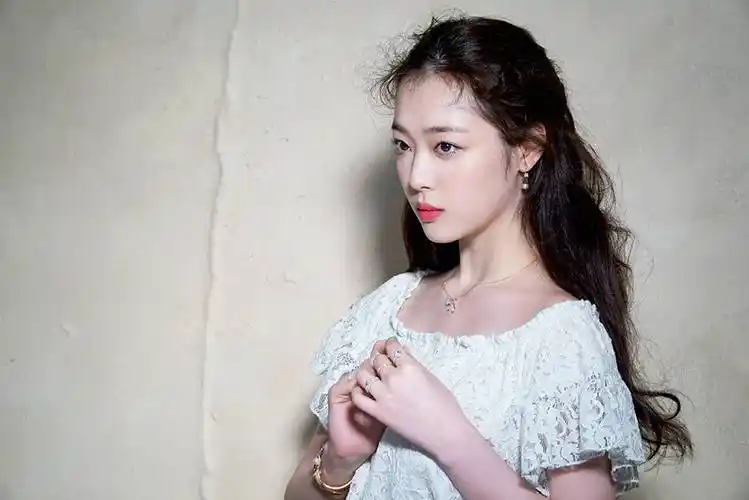 并且前段时间的崔雪莉事件和具荷拉去世,也是紧接在一起的,而崔雪莉是