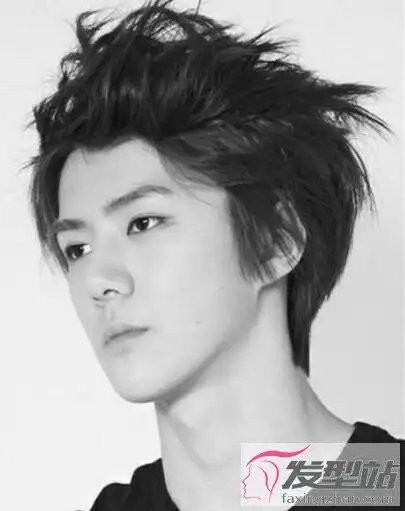 狼奔头男生的发量本就繁多,将短发修剪成狼奔头,侧面头发是碎剪设计