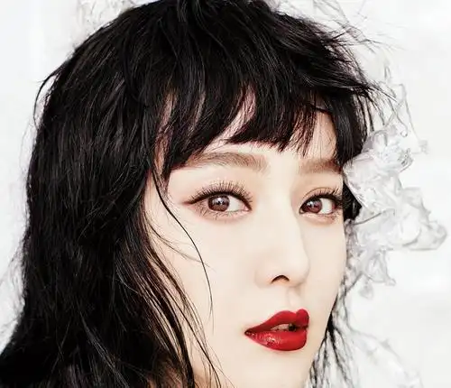 范冰冰庆祝圣诞节,公开幕后化妆过程,挑战画眉鸟眼妆开心怼脸拍|刘亦