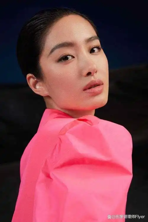 杨采钰的高级感从何而来?远离莫兰迪色系,浓艳对比才是正解