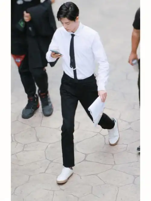 1836肖战顾魏大长腿劈叉走路想扯他的领带