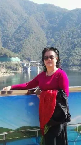 的女人们 写美篇  金秋十月,落叶飞舞,层林尽染,铁顶山村钦寸水库边