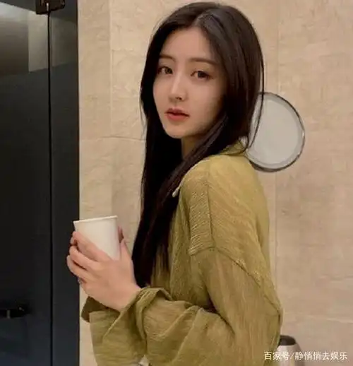 网红小小与父亲跳舞,目前已火爆全网,父女俩长得挺像