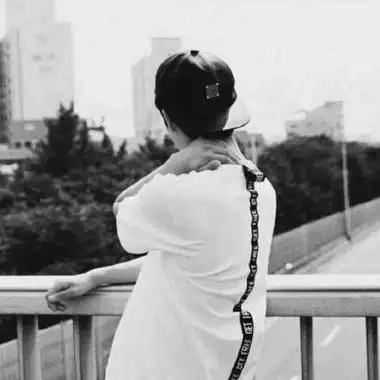 男生背影黑白头像伤感图片高清伤感孤单的男生背影图片头像