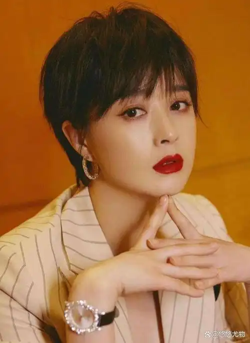 蒋欣引领了一种适合微胖女性的齐唇发短发趋势,时尚又能年轻化