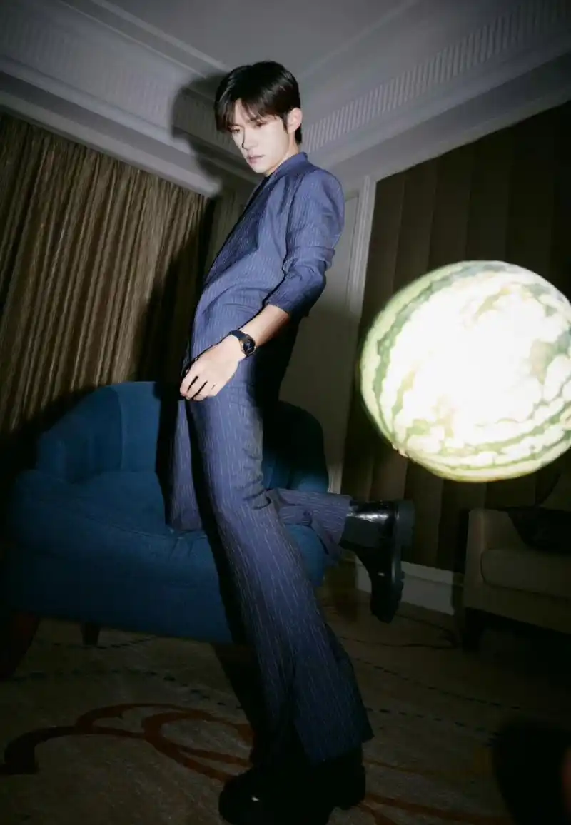 易烊千玺晒活动帅照,他也开始找角度凹造型,展现优越比例了.