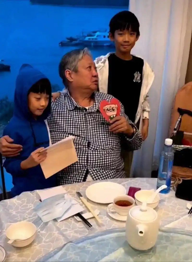 洪金宝71岁生日照,头发全白身形消瘦不少,全程坐轮椅行动不便