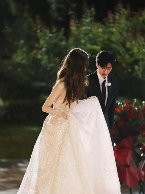 蔡徐坤与杨颖跨年夜再同台曾传出与二字女星恋情引起网友热议