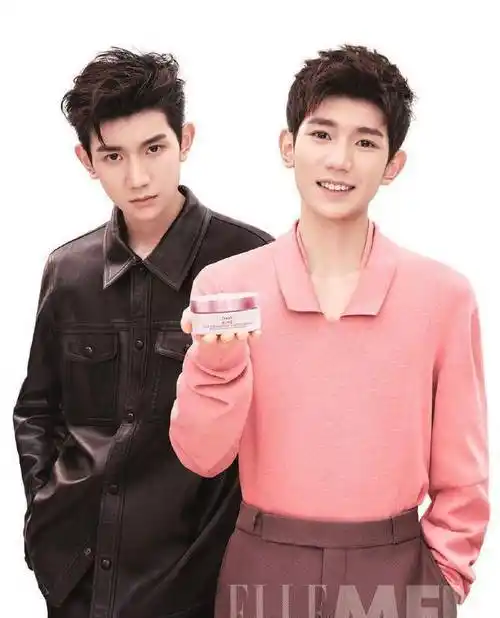 原创王源越来越硬汉一袭皮衣搭逗号刘海帅翻天五官俊朗秒杀众鲜肉