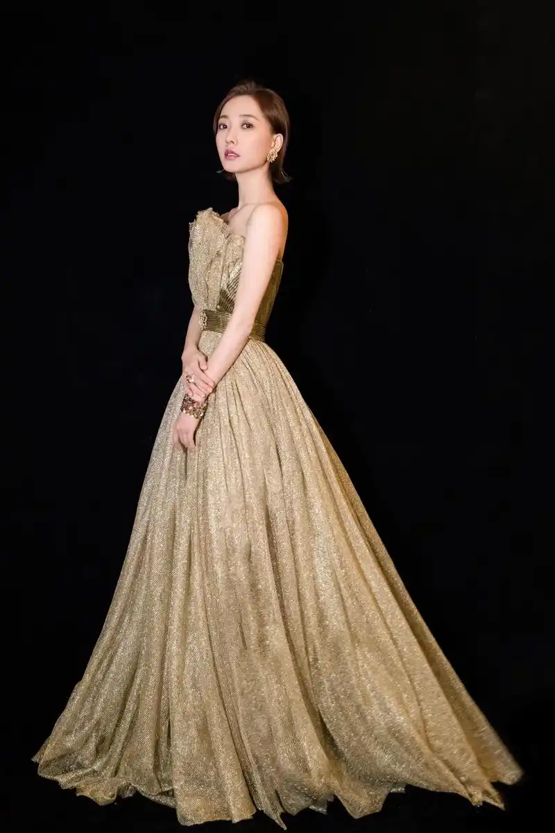 3 王珞丹身着礼服长裙,天鹅颈众压群芳!