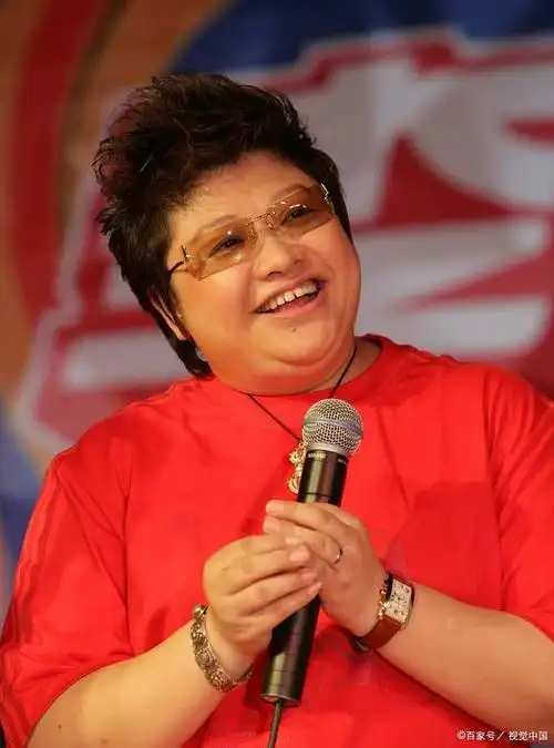 韩红年轻时的校花风采18岁军装照令人震惊