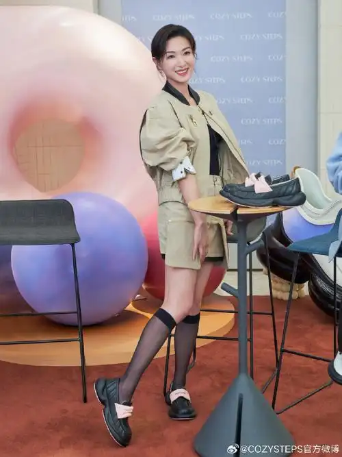 直播间截取的精彩瞬间,将随机抽取3位幸运儿,获得万茜签名明信片一张