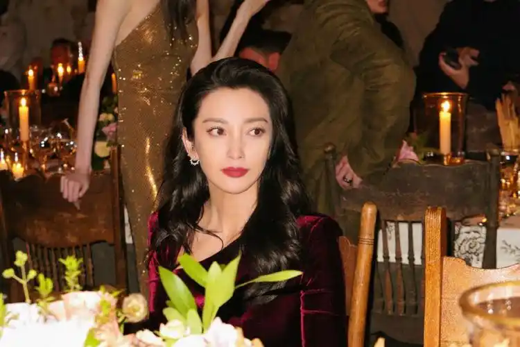 组图:李冰冰亮相纽约时装周 一席红裳现身晚宴甜笑好美