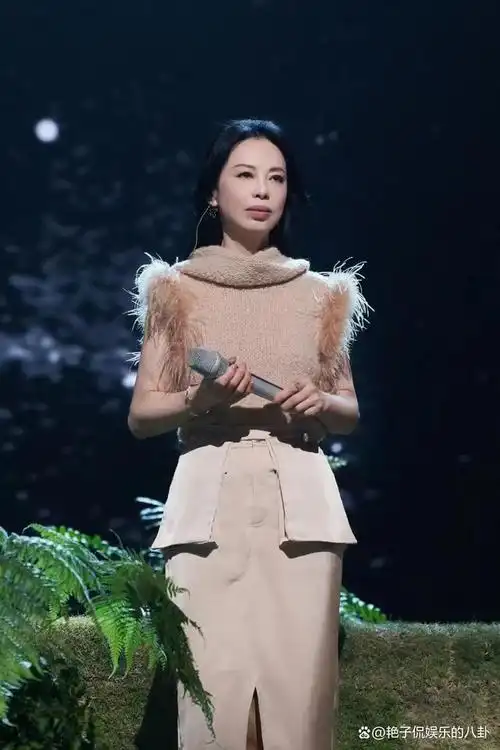 55岁黄绮珊近照似少女,三段婚姻失败,一夜年轻30岁强势逆袭!