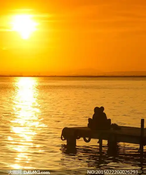> 素材信息        正在海边拍照的人物摄影图片         海边日落