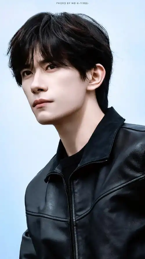 易烊千玺海边漫步##易烊千玺 米兰时装周