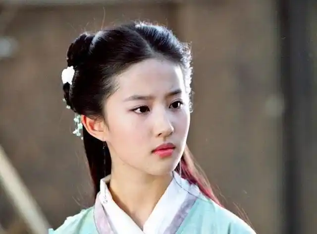 看看刘亦菲刚出道时候的照片再看看现在的照片果然是明艳动人