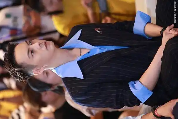 黄子韬喝酒壮胆睡着,陈伟霆累到叫不醒,他们都曾累倒在片场