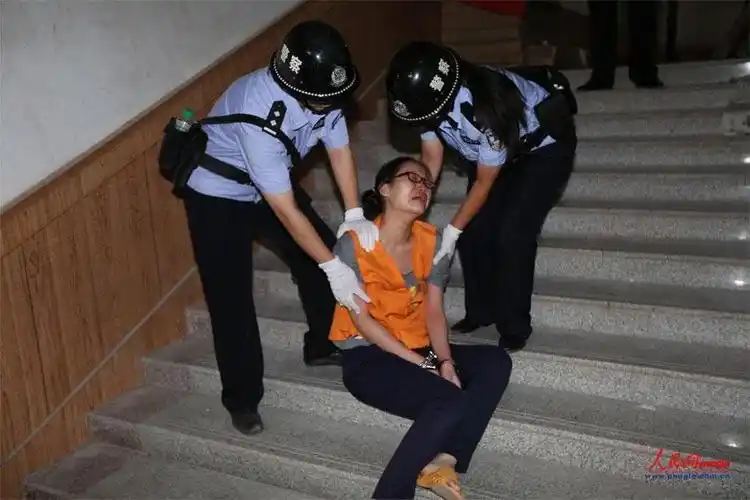 学历最高的海洛因走私女犯听取判决后瘫倒(图)