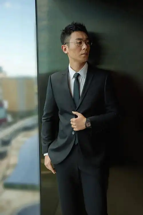 朱亚文八一参加长津湖发布会致敬最可爱的人