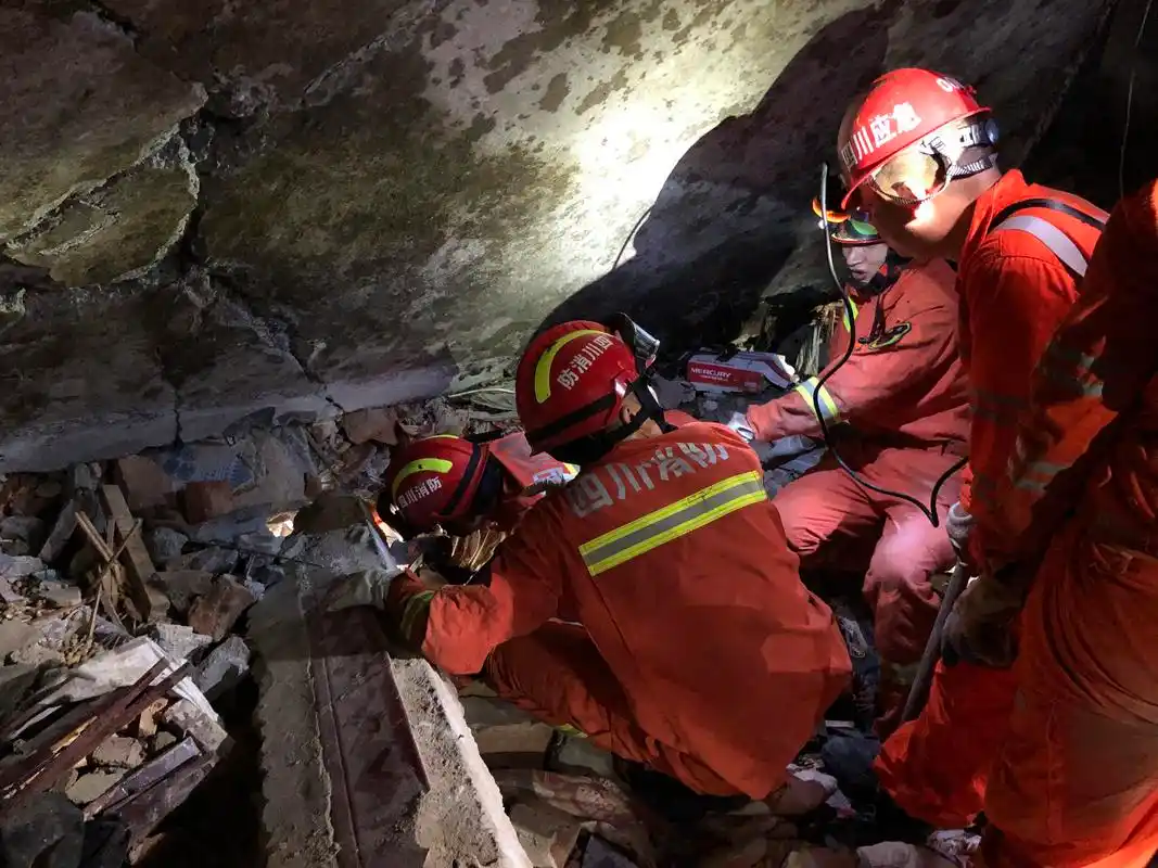 四川省宜宾市长宁县地震已造成11人死亡救援物资陆续抵达灾区