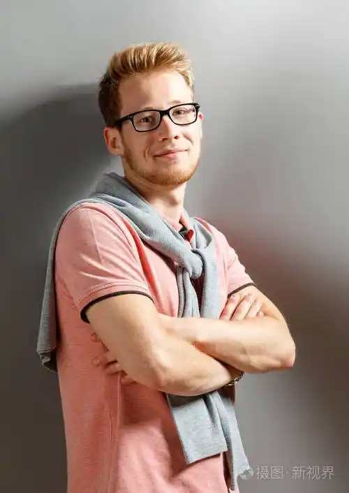 灰色背景上的年轻人照片-正版商用图片03xntj-摄图新视界