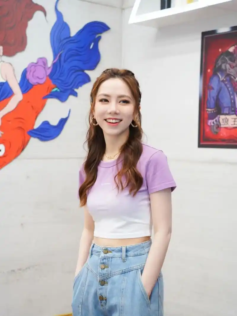 今天,我想和大家分享一下我近期在社交媒体上看到的一组邓紫棋的旧