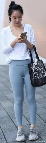 瑜伽裤时髦穿搭,早已成为主流趋势,提臀瘦腿搭配简单