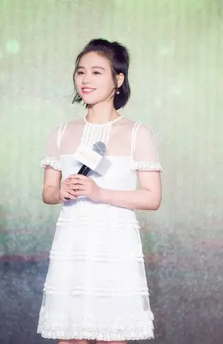 马思纯一袭白裙青春活力元气满满