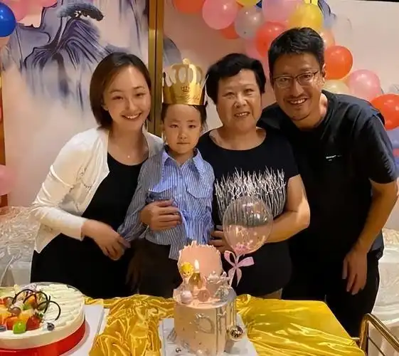 于震:娶小13岁辛月,婚后连生三胎,如今一家五口其乐融融