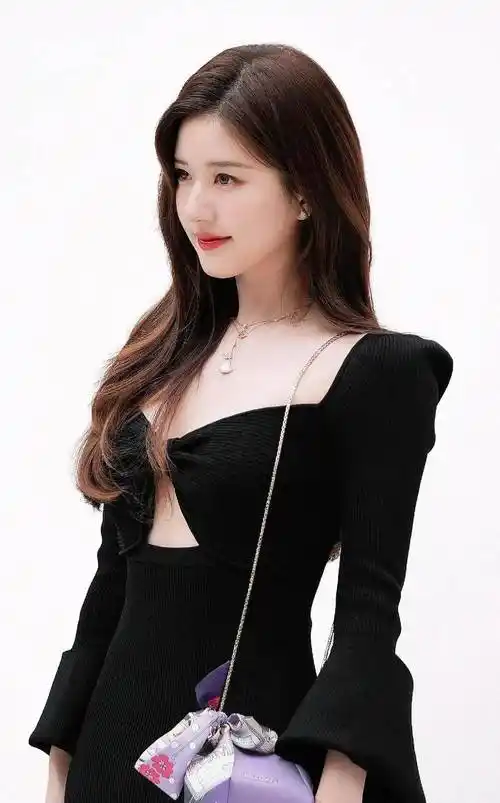 赵露思黑色抹身材礼服,时尚迷人,端庄优雅_连衣裙_显得_蝴蝶结