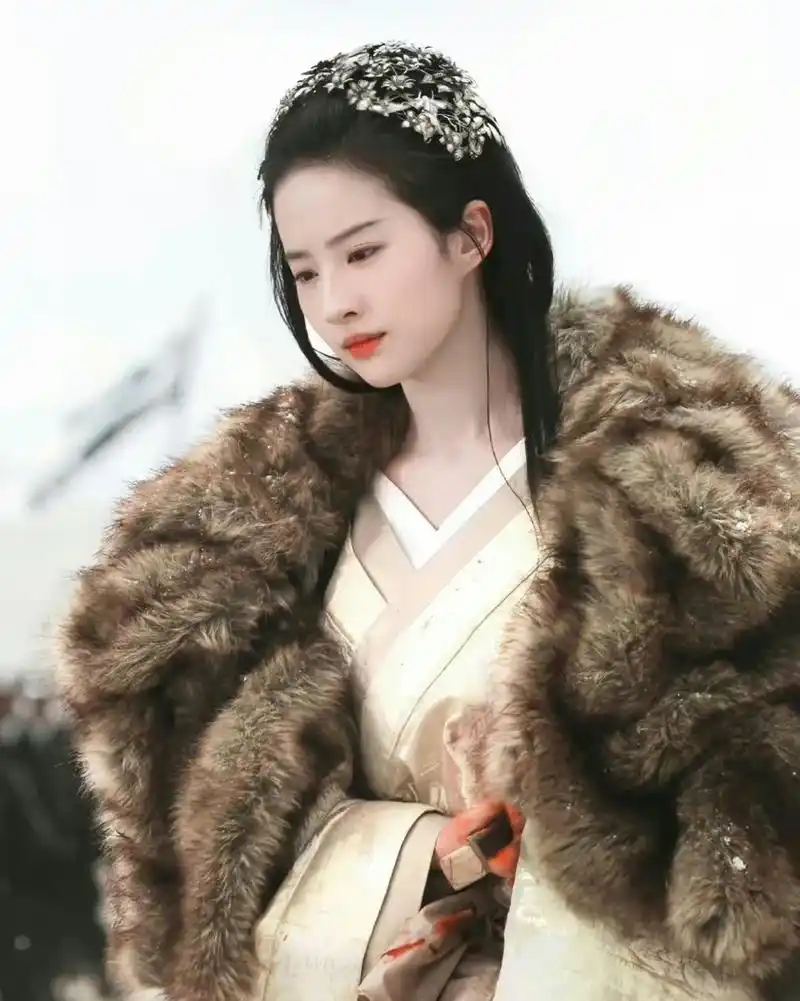 刘亦菲饰演虞姬吻别