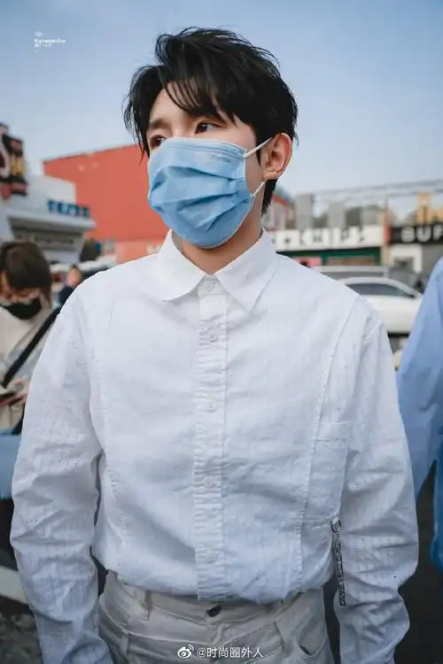 王源上班照,身穿白衬衫戴口罩不掩好气质,清爽少年_高清图集_新浪网