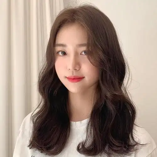 蓬松的卷发是近年非常受欢迎的卷发发型,虽然卷度相对偏小,但是却没有