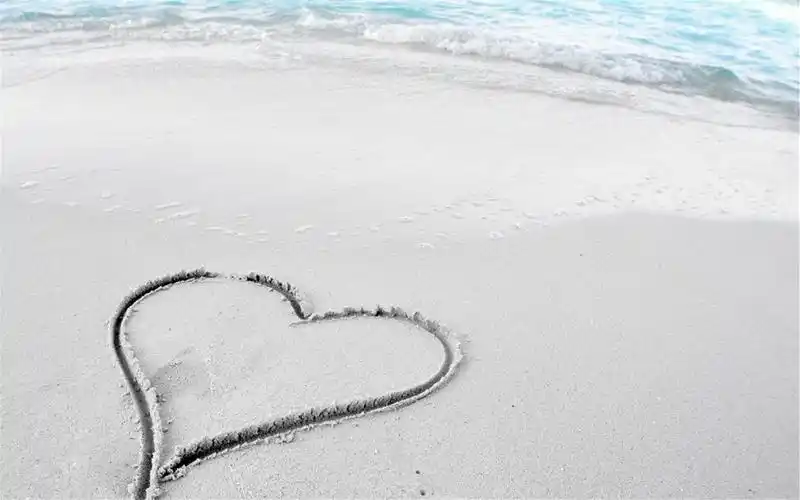 夏季清凉海边沙滩爱心唯美图片电脑桌面壁纸高清