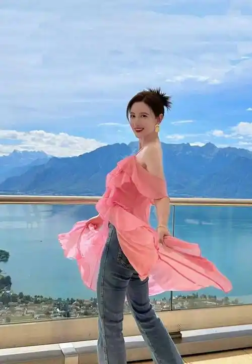 张萌穿粉色吊带秀身材,肤白貌美太撩人,完全不像42岁_连衣裙_女性_牛