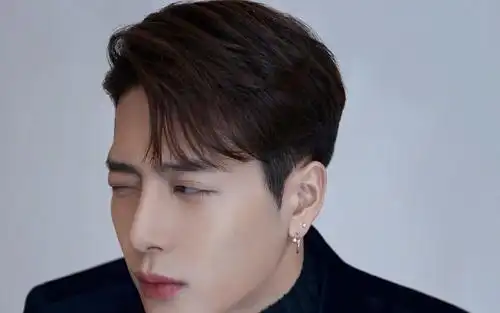 时尚潮流男孩王嘉尔帅气黑色西装迷人写真,港台明星-回车桌面