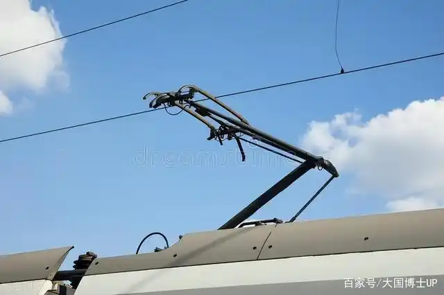 火车受电弓磨不坏吗?电火花直冒是什么情况?看完长知识了