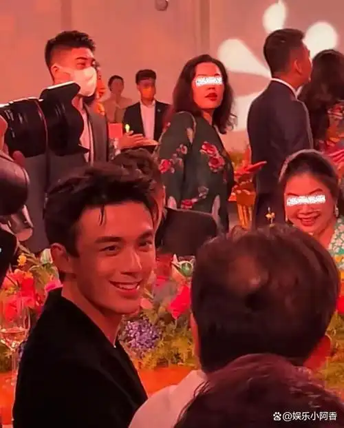 当天的销售业绩备受瞩目,代言人们忙得不可开交,杨洋,吴磊忙着换桌