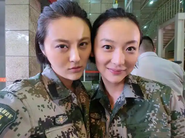 特种兵之火凤凰里的田果从村姑蜕变成女神如今戏约不断