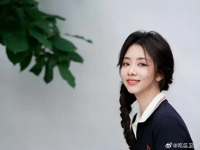 谭松韵脸上画了爱心#今日份plog衫谭松韵,单侧麻花辫俏皮可爱,一点点