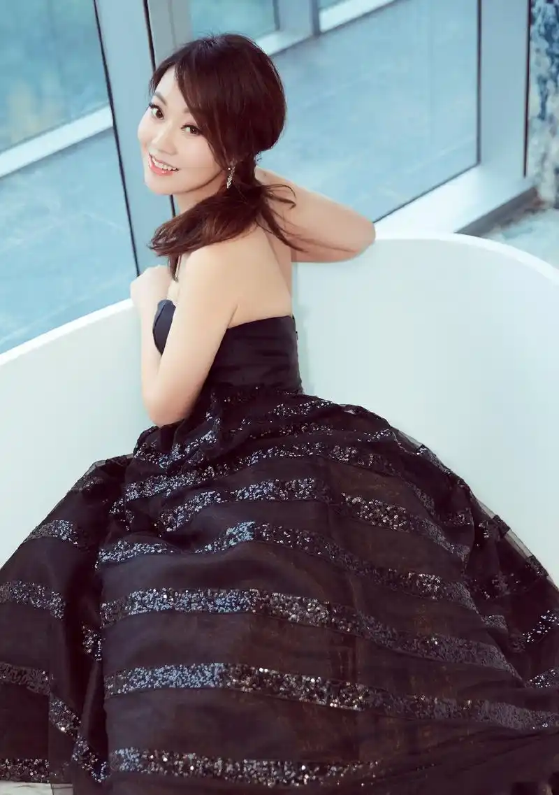 荧幕前,你是戏路多变的实力派演员,无论是什么角色