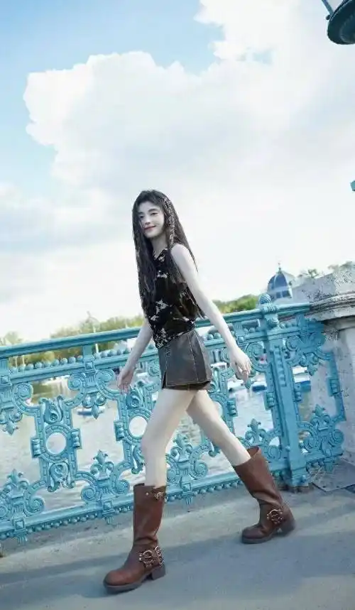 鞠婧祎真是太神奇了,身穿"一分裙",脚踩一双长靴,显得腿又细又长